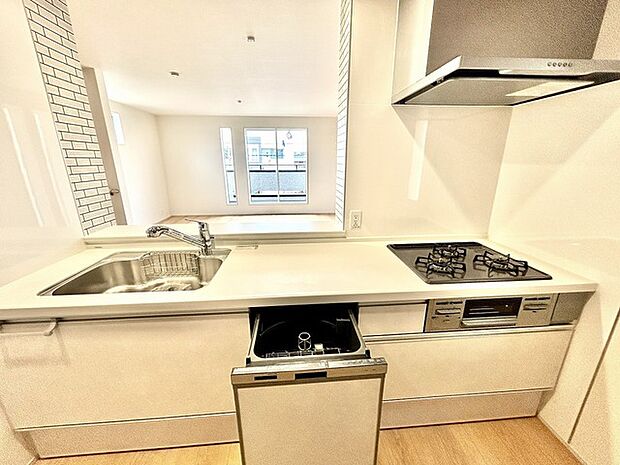 リビングにいる家族の顔が見渡せるカウンターキッチン。お料理もより一層おいしく、楽しく。食器棚を背面に設置しても十分な広さを確保しています。