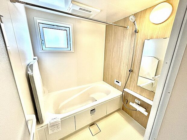 一緒にお風呂に入っている子供達の声がリビングまで聞こえてきそうな広々とした1坪バス