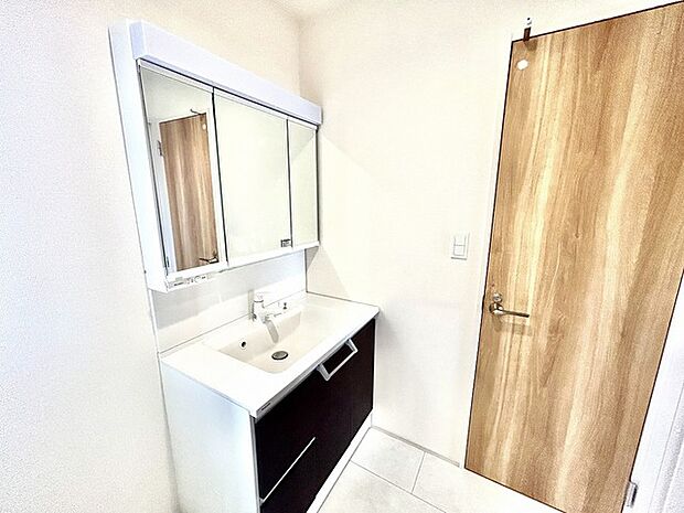 お出かけ前の身だしなみに一歩差がつく三面鏡。ミラー裏にはたっぷり収納もございます。