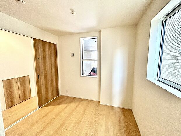 どんな家具にでも相性が良い清潔感ある白色調のクロスを採用。主張しすぎない配色、耐久性にも優れた床材は日々のメンテナンスも楽に、快適に過ごして頂けるよう考えられています。