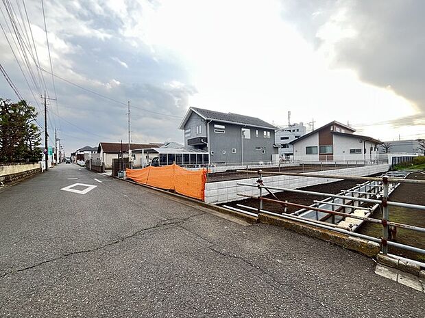 6m幅員の道路に面しておりお車の運転が苦手な方でも安心して出入りいただけます。