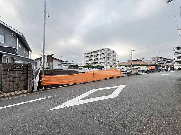 前面道路は広く、駐車がしやすいです。駐車スペース2台分ございます。