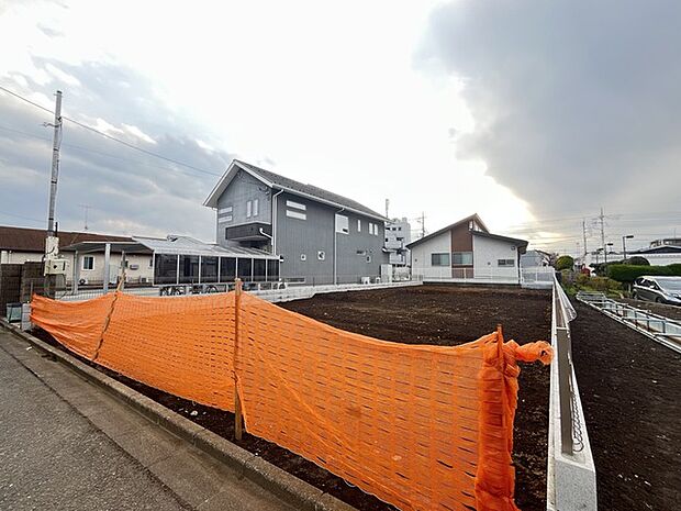 広がりを感じさせる整然とした街並みに、これから始まる新しい暮らしへの期待が膨らむ、穏やかな空が広がるロケーション