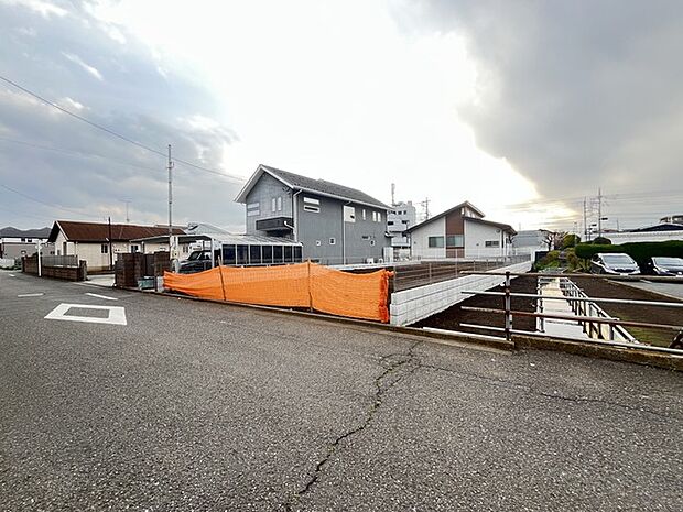 空と大地が織りなす柔らかな光景に包まれ、静かで穏やかな暮らしが心に描かれる穏やかな街並み