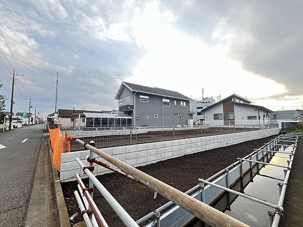 静かな水辺に寄り添うように佇む住まい。穏やかな空の下、心地よい風が吹き抜けるような、落ち着いた日常がここから始まります