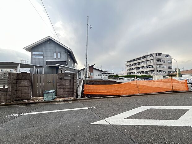 落ち着いた街並みに馴染む、洗練された外観。空の広がりを感じさせる開放的なロケーションで、穏やかな日々を育む暮らしが始まります