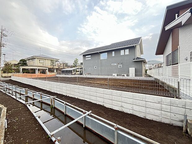 周辺環境 閑静な住宅街に佇む、穏やかな時間が流れる空間。周囲の自然と調和し、心地よい暮らしを予感させます (10m)