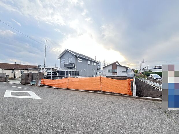 広がる青空の下、穏やかな街並みに佇む住まい。柔らかな光が満ちる心地よい空間で、新しい暮らしが芽吹く予感を秘めています