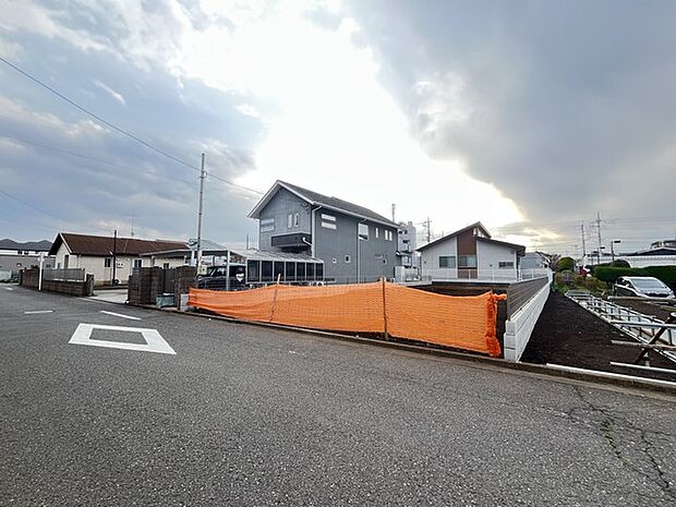 穏やかな空模様の下、整然と佇む住まい。新しい暮らしが始まる静かな街並みが、安らぎと心地よい期待感をもたらします