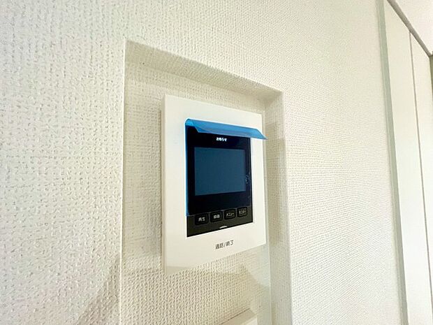 録画機能もあり、どのような人が何時に来訪されたのかが分かります。防犯上はもちろん、お届け物などの把握にも便利です。ライトが付いているので、夜間でも安心です。  