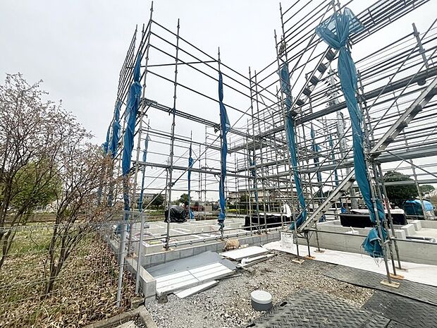 戸建てが立ち並ぶ静かな住宅街。四季折々の移り変わりを感じながら自然と楽しみ、暮らす、そんな毎日を日々の中で感じられる住環境 