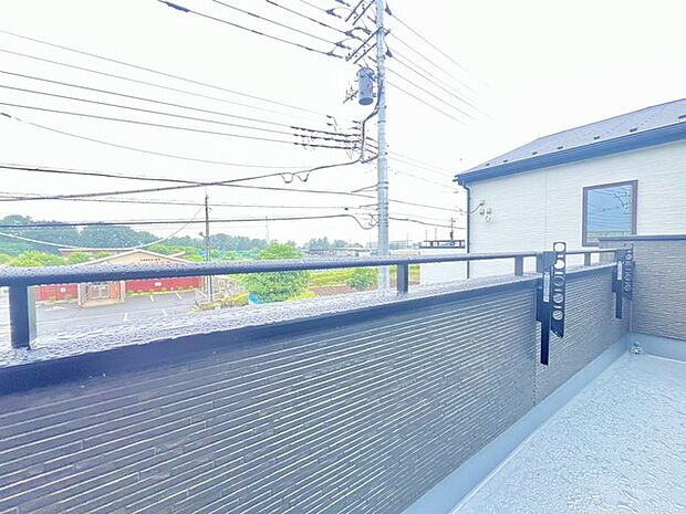 南側のお部屋から出入りできる、奥行きのあるワイドバルコニー。心地よい陽射しと暖かな風を楽しむことが出来ます。 