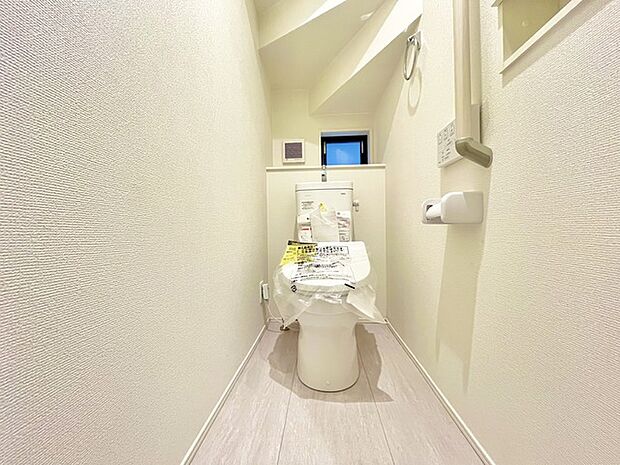 ウォシュレット機能付きのトイレ。換気のしやすい窓付きで、収納もあり実用性も兼ね備えた造り。