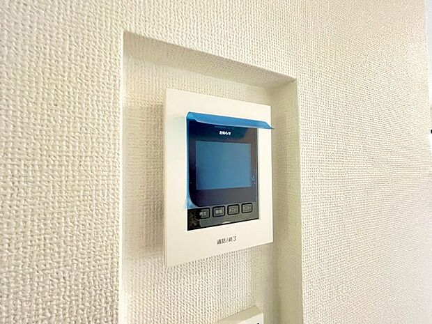 録画機能もあり、どのような人が何時に来訪されたのかが分かります。防犯上はもちろん、お届け物などの把握にも便利です。ライトが付いているので、夜間でも安心です。  