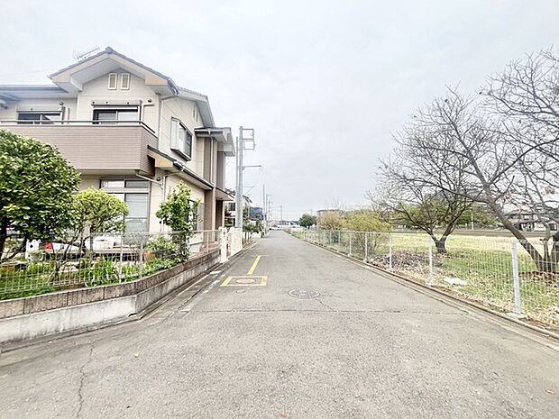 6m幅員の道路に面しておりお車の運転が苦手な方でも安心して出入りいただけます。 