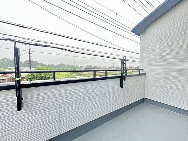 南側のお部屋から出入りできる、奥行きのあるワイドバルコニー。心地よい陽射しと暖かな風を楽しむことが出来ます。