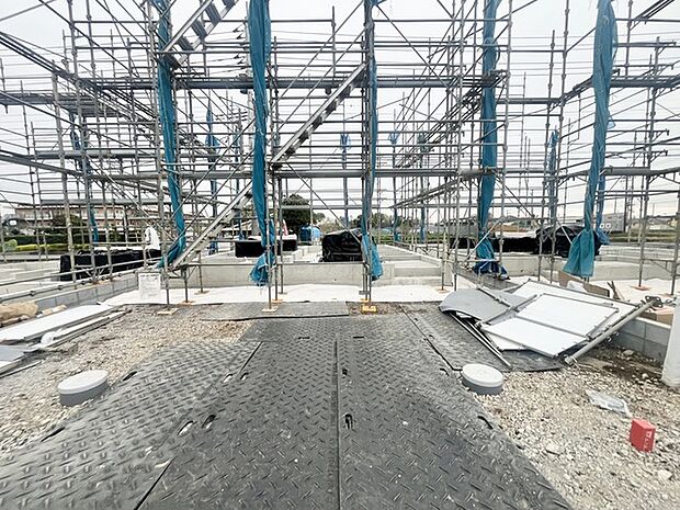 前面道路は広く、駐車がしやすいです。駐車スペース2台分ございます。 