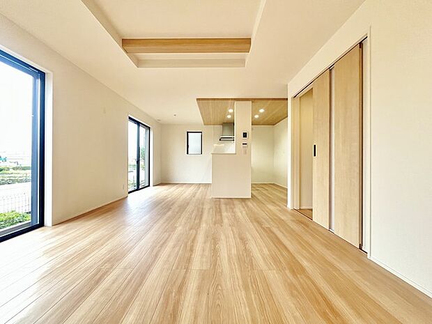 家族や友人、両親、親戚とこれから沢山の時間を紡ぐのだろう。そこを彩るのは窓から見える青い空、心地よい緑。そんなイメージが膨らむリビングスペース。