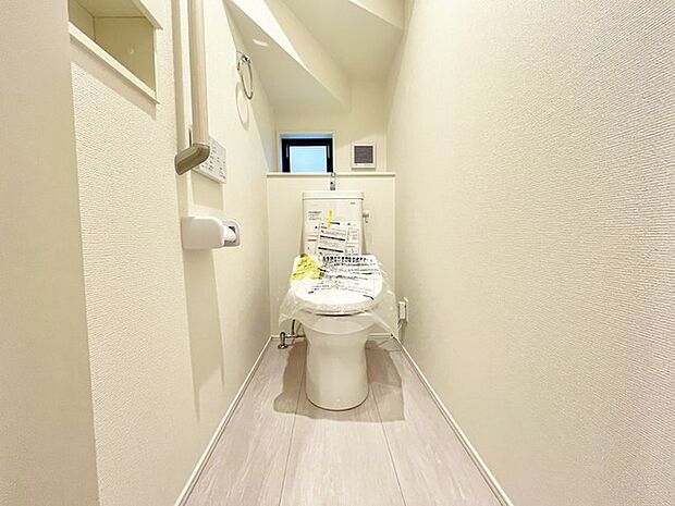 ウォシュレット機能付きのトイレ。換気のしやすい窓付きで、収納もあり実用性も兼ね備えた造り。
