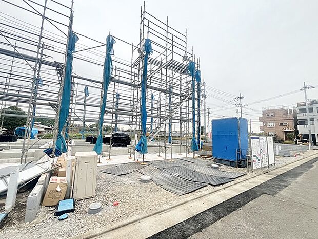 前面道路は広く、駐車がしやすいです。駐車スペース2台分ございます。 