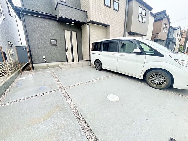 前面道路は広く、駐車がしやすいです。駐車スペース2台分ございます。 