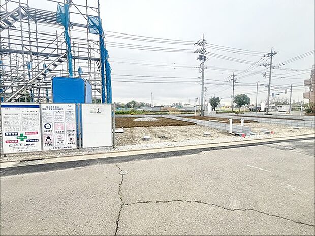 戸建てが立ち並ぶ静かな住宅街。四季折々の移り変わりを感じながら自然と楽しみ、暮らす、そんな毎日を日々の中で感じられる住環境