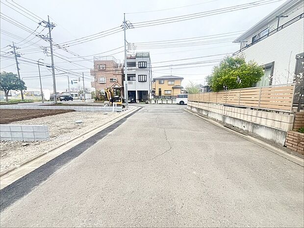 6m幅員の道路に面しておりお車の運転が苦手な方でも安心して出入りいただけます。 