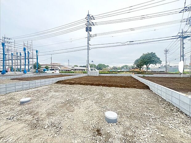 セカンドカーや来客時にも便利なカースペース2台分ございます。 