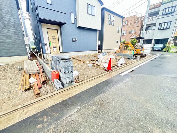 セカンドカーや来客時にも便利なカースペース2台分ございます。