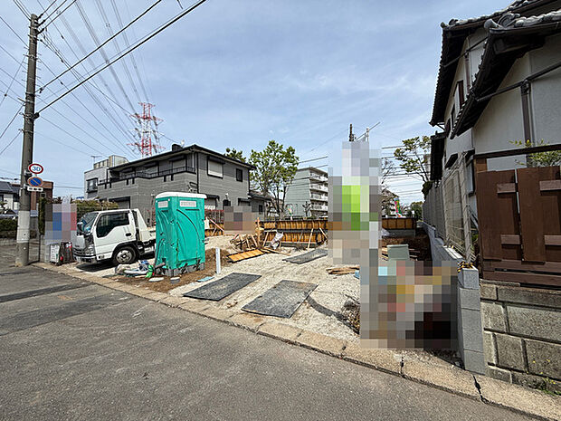 前面道路は広く、駐車がしやすいです。駐車スペース2台分ございます。 