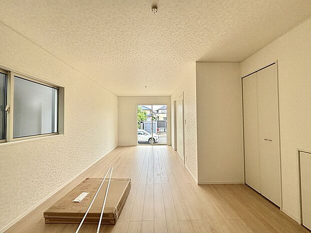家族や友人、両親、親戚とこれから沢山の時間を紡ぐのだろう。そこを彩るのは窓から見える青い空、心地よい緑。そんなイメージが膨らむリビングスペース。