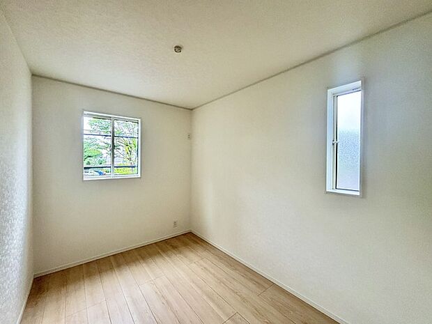 衣類の整理整頓に嬉しいクローゼット付きのお部屋。お子様のお部屋としても便利です。 