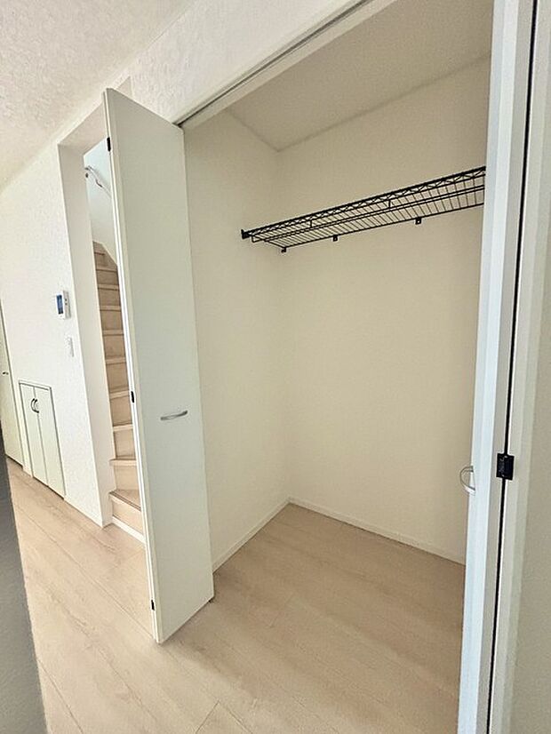 キッチン横の収納。パントリーとしてお使いいただけます。