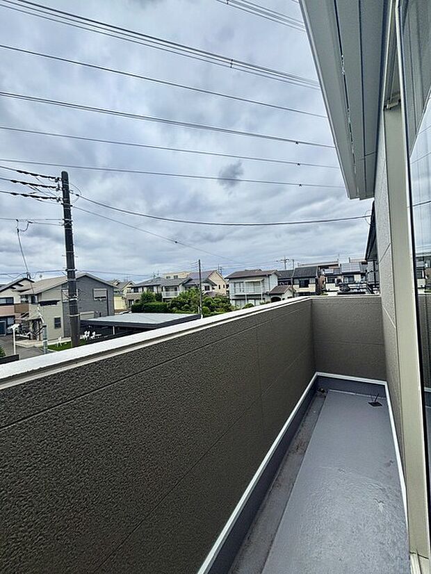 陽ざしが差込む明るいバルコニー。奥行きのあるバルコニーはお洗濯時に助かります。 