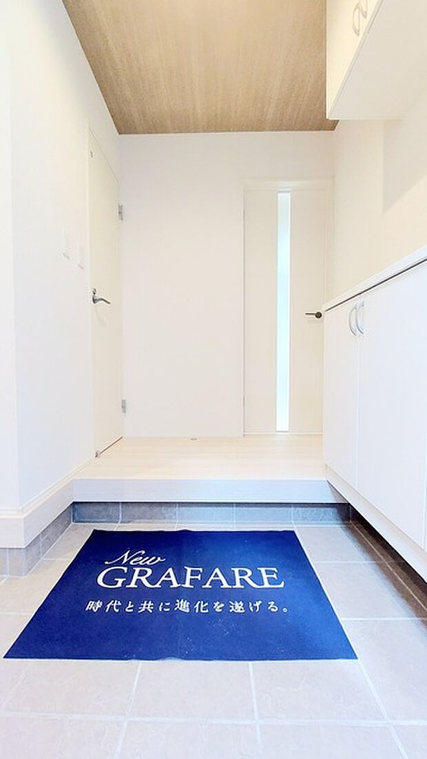 明るく開放的な玄関、靴の脱ぎ履きもしやすく、収納も豊富でご家族皆様の靴をスッキリ収納できます。