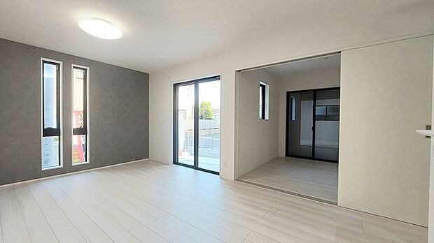 家族の集うリビングには色々な方向から光が差し込む設計に。家族のコミュニケーションが弾むスポットだから明るい雰囲気であってほしい。