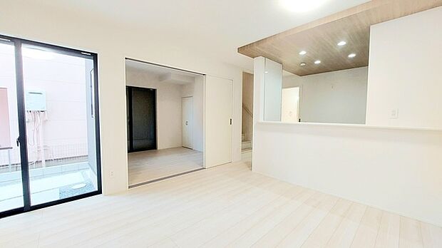 家族が一番集まる場所だから広々としつつも素敵な空間であって欲しい。皆がくつろぐリビングからキッチンまでが一つに繋がる空間。