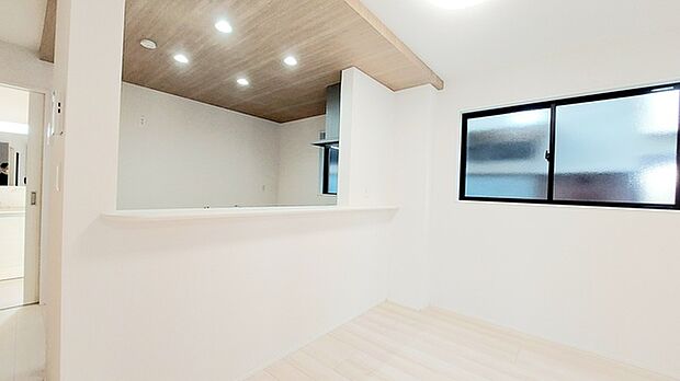 リビングにいる家族の顔が見渡せるカウンターキッチン。お料理もより一層おいしく、楽しく。食器棚を背面に設置しても十分な広さを確保しています。