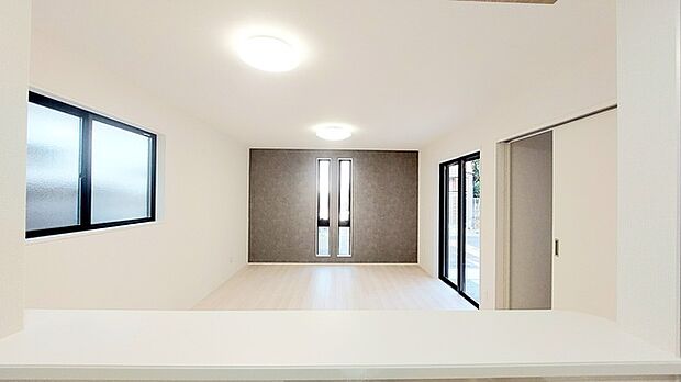 家族や友人、両親、親戚とこれから沢山の時間を紡ぐのだろう。そこを彩るのは窓から見える青い空、心地よい緑。そんなイメージが膨らむリビングスペース。