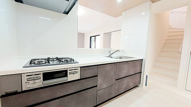 家族団欒のリビング。陽光差し込む食卓には家族の会話とスマイルが溢れます。いつまでもここで食卓を囲みたくなる、そう感じさせてくれるスペース。