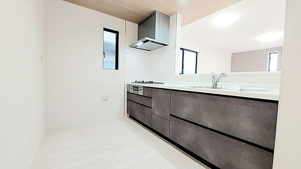 リビングにいる家族の顔が見渡せるカウンターキッチン。お料理もより一層おいしく、楽しく。食器棚を背面に設置しても十分な広さを確保しています。