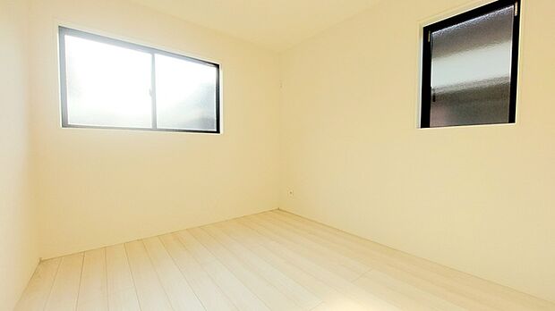 どんな家具にでも相性が良い清潔感ある白色調のクロスを採用。主張しすぎない配色、耐久性にも優れた床材は日々のメンテナンスも楽に、快適に過ごして頂けるよう考えられています。