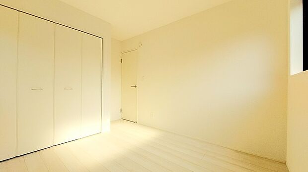 衣類の整理整頓に嬉しいクローゼット付きのお部屋。お子様のお部屋としても便利です。