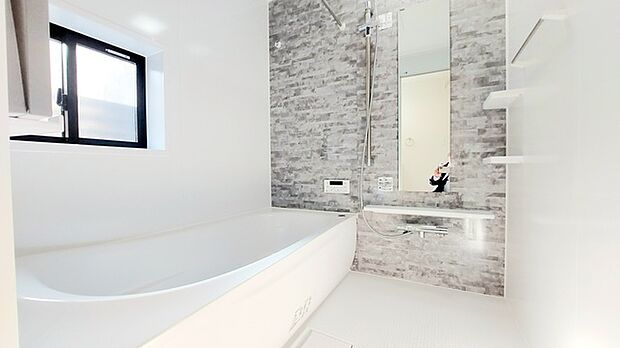 花粉や雨の日、寒い冬の時期に嬉しい浴室乾燥機。換気機能で入浴時に湿気を換気しカビの防止にもなります。