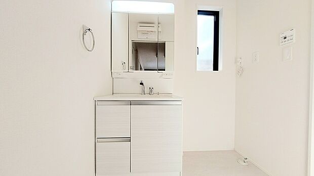 使い勝手の良い洗面台、窓があることで換気もしやすく清潔感のある空間を保てます。