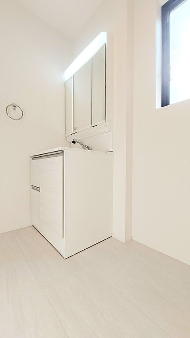 お出かけ前の身だしなみに一歩差がつく三面鏡。ミラー裏にはたっぷり収納もございます。