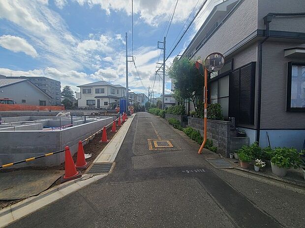 戸建てが立ち並ぶ静かな住宅街。四季折々の移り変わりを感じながら自然と楽しみ、暮らす、そんな毎日を日々の中で感じられる住環境