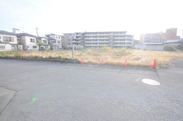 戸建てが立ち並ぶ静かな住宅街。四季折々の移り変わりを感じながら自然と楽しみ、暮らす、そんな毎日を日々の中で感じられる住環境 