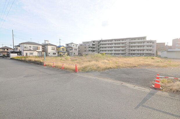 戸建てが立ち並ぶ静かな住宅街。四季折々の移り変わりを感じながら自然と楽しみ、暮らす、そんな毎日を日々の中で感じられる住環境