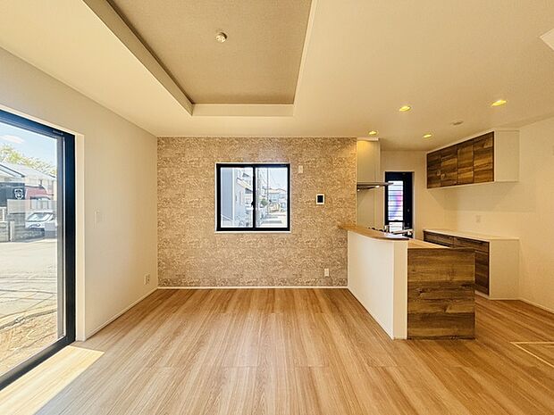 大きな開口部から明るい光が差し込むリビング。日中の室内の明るさがこの部屋の魅力です。